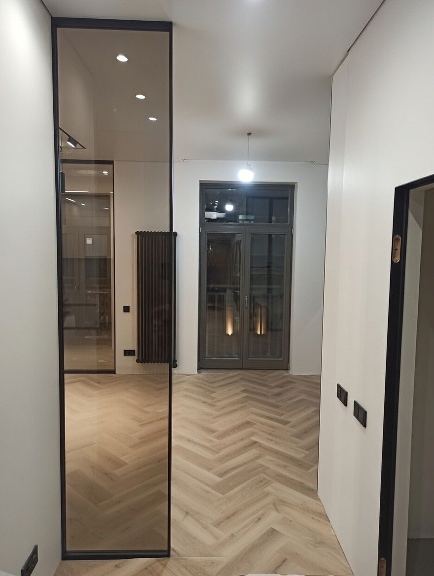 Стеклянная перегородка в гардероб