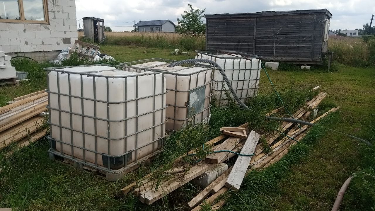 Водовоз наполняет бассейн