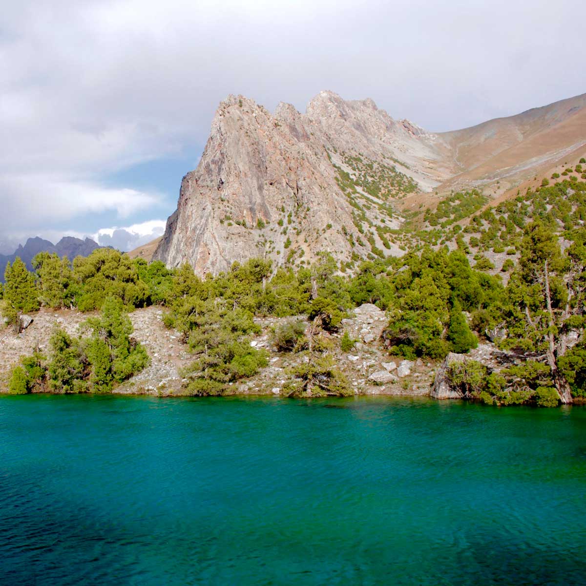 Горное озеро Искандеркуль Таджикистан