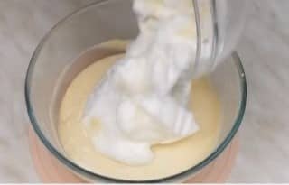 Приготовление панкейков на молоке на сковороде: шаг 6