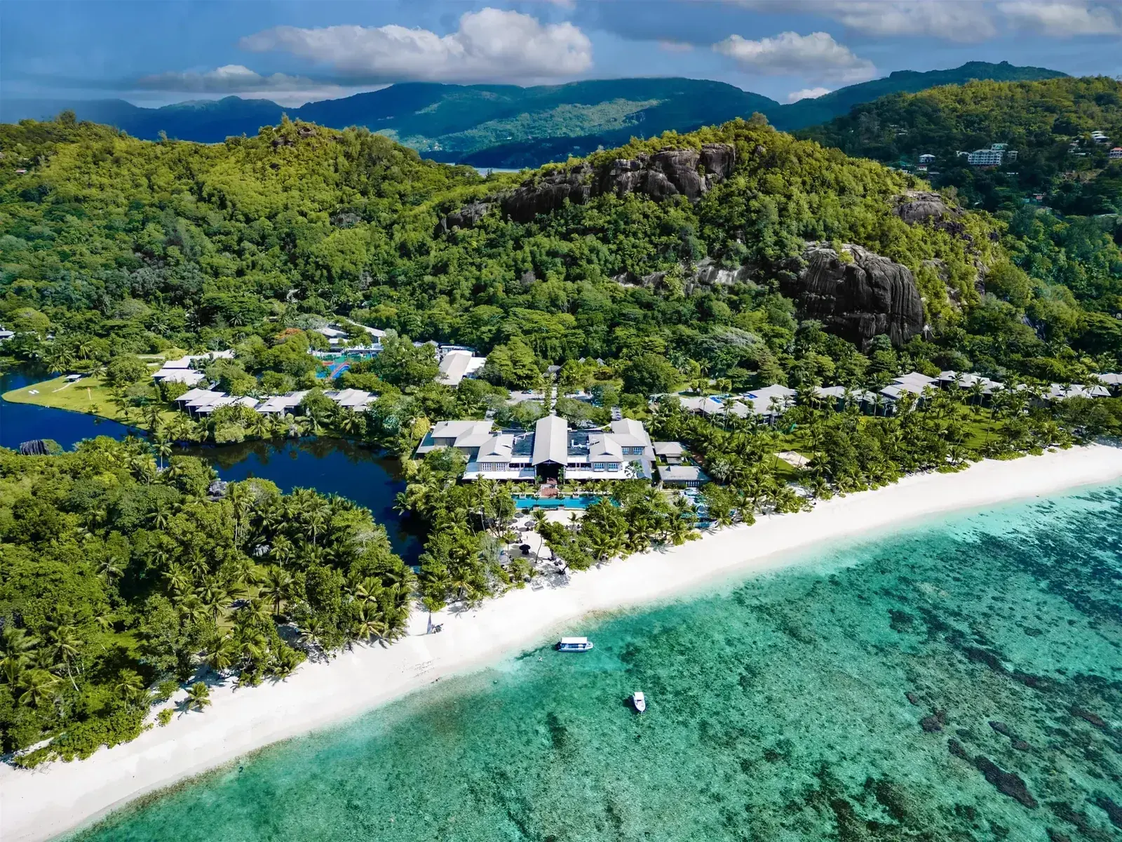 Территория и пляж Kempinski Seychelles Resort с высоты