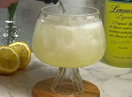 Приготовление коктейля «Лимончелло Спритц» в домашних условиях: шаг 2