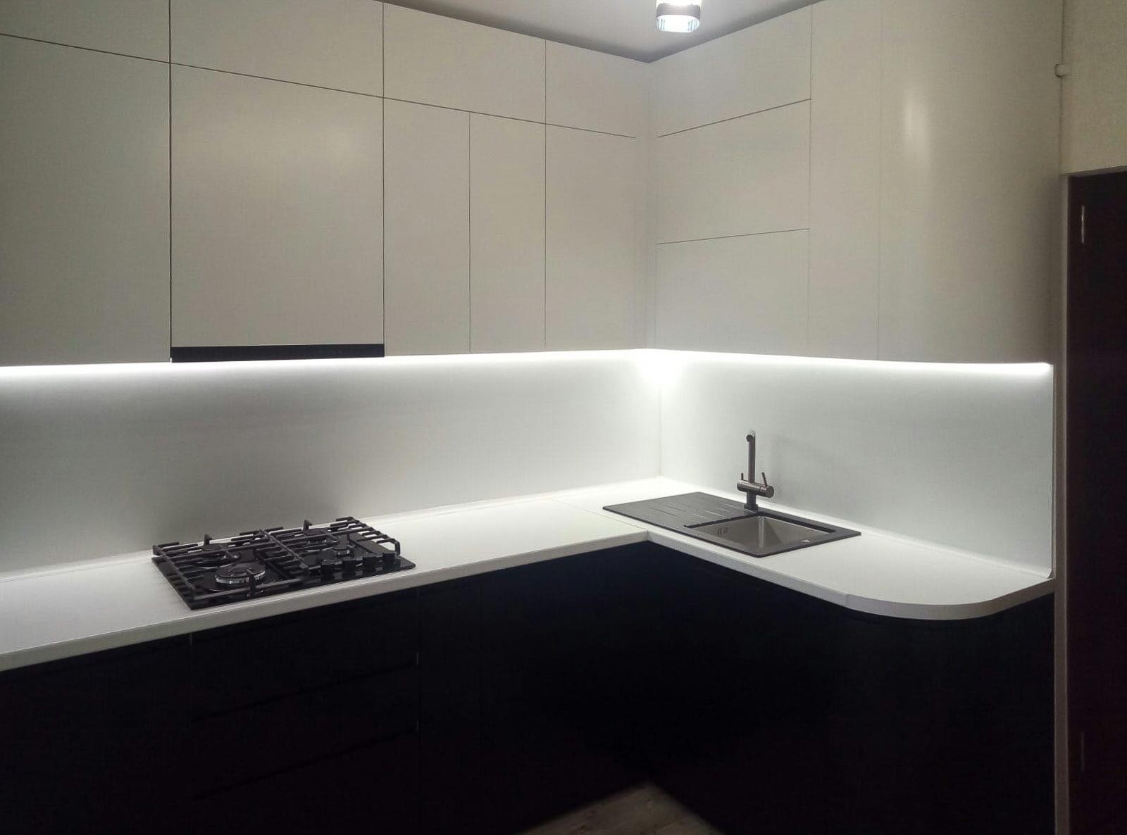кухня минимализм с подсветкой