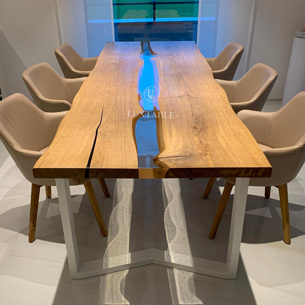 Epoxidharz Tische Alagoas aus europäischem Nussbaum und hellblauem Epoxidharz mit Metallic Effekt