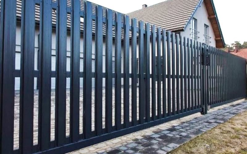 Забор из металлического штакетника цвет черный
