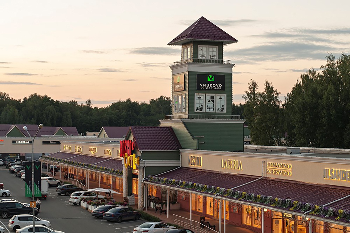 Дер лапшинка вл 8. Внуково аутлет Вилладж. ТЦ «Vnukovo Outlet Village». Деревня Лапшинка аутлет Внуково. ТЦ Внуково аутлет Виладж.