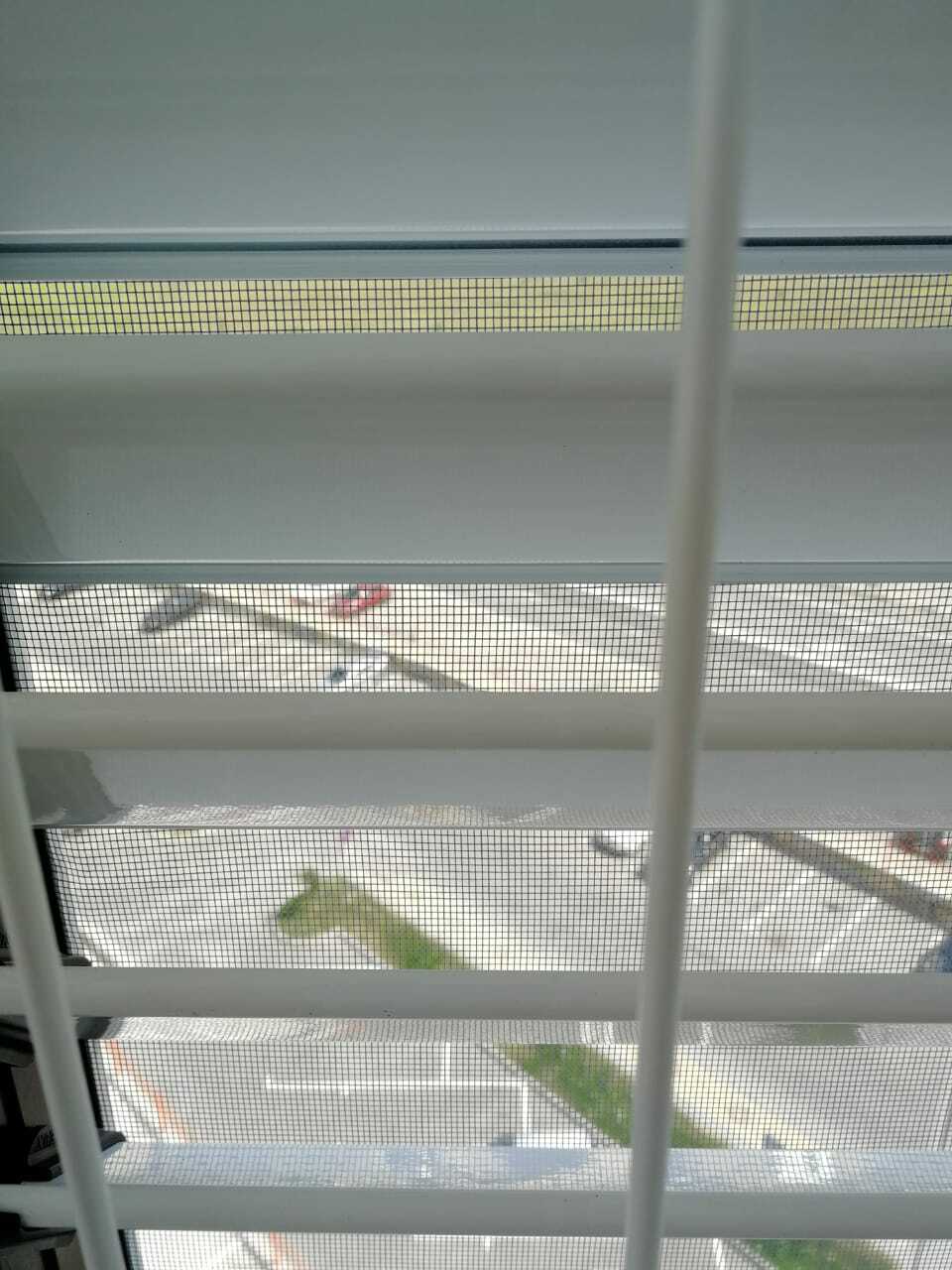 Установка регулируемой вентрешетки с москитной сеткой на балконе
