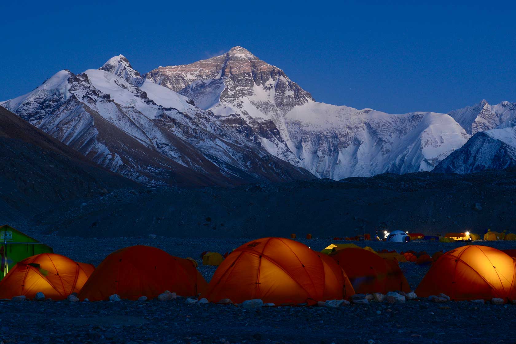 Вид на северный базовый лагерь Эвереста весной