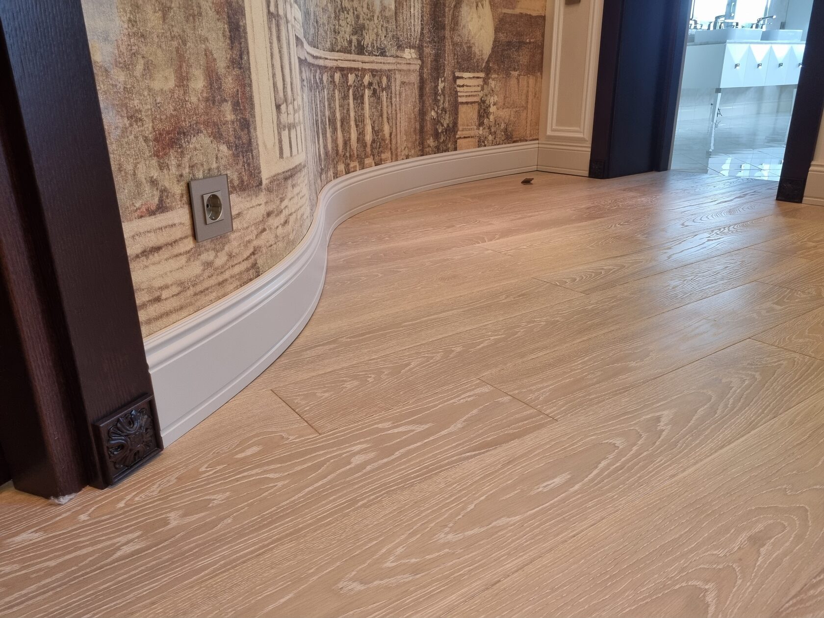 Плинтус из гнутого профиля