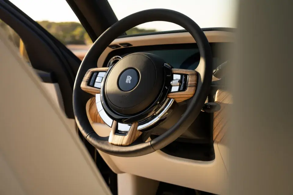 Руль Rolls-Royce Cullinan с деревянными вставками