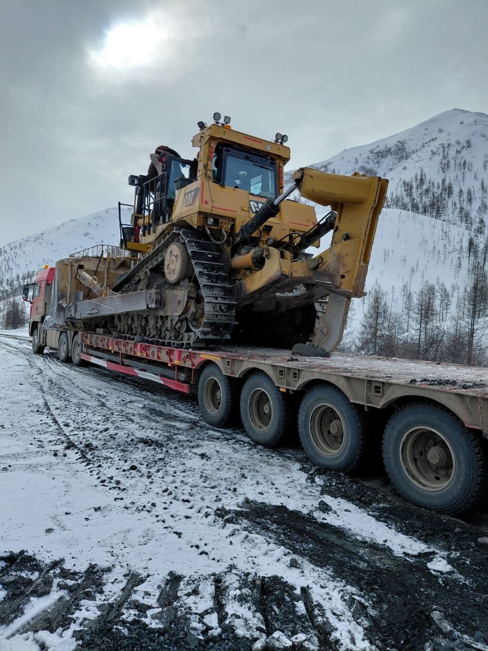Среднерамный CIMC LYR9907TDP c погруженным на площадку эксковатором CAT