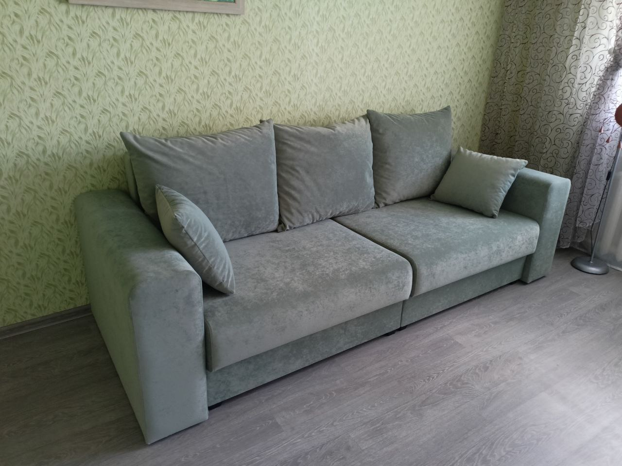 Современный диван после обновления: новый стильный дизайн и качественная обивка