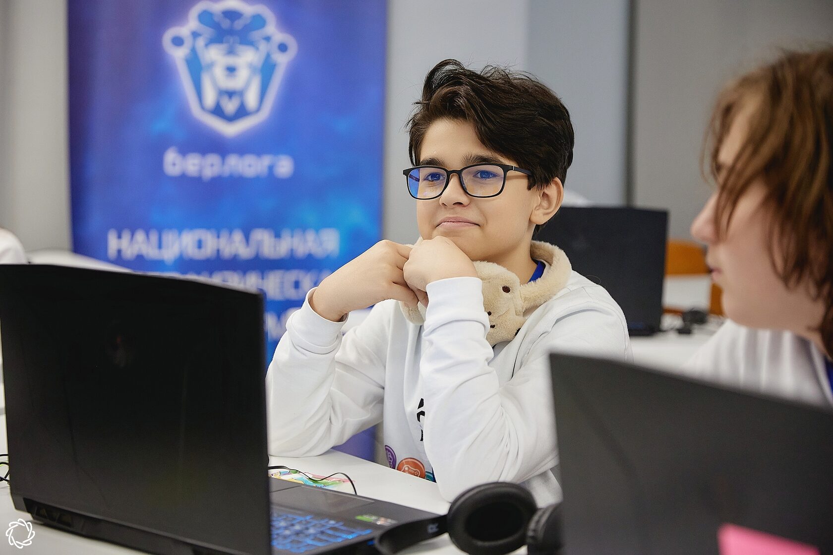 Участник НТО Junior с интересом наблюдает за происходящим