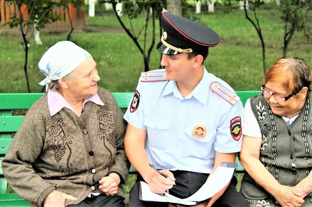 Советский участковый инспектор разговаривает с детьми во дворе, 1970-е, 17 ноября День участковых.