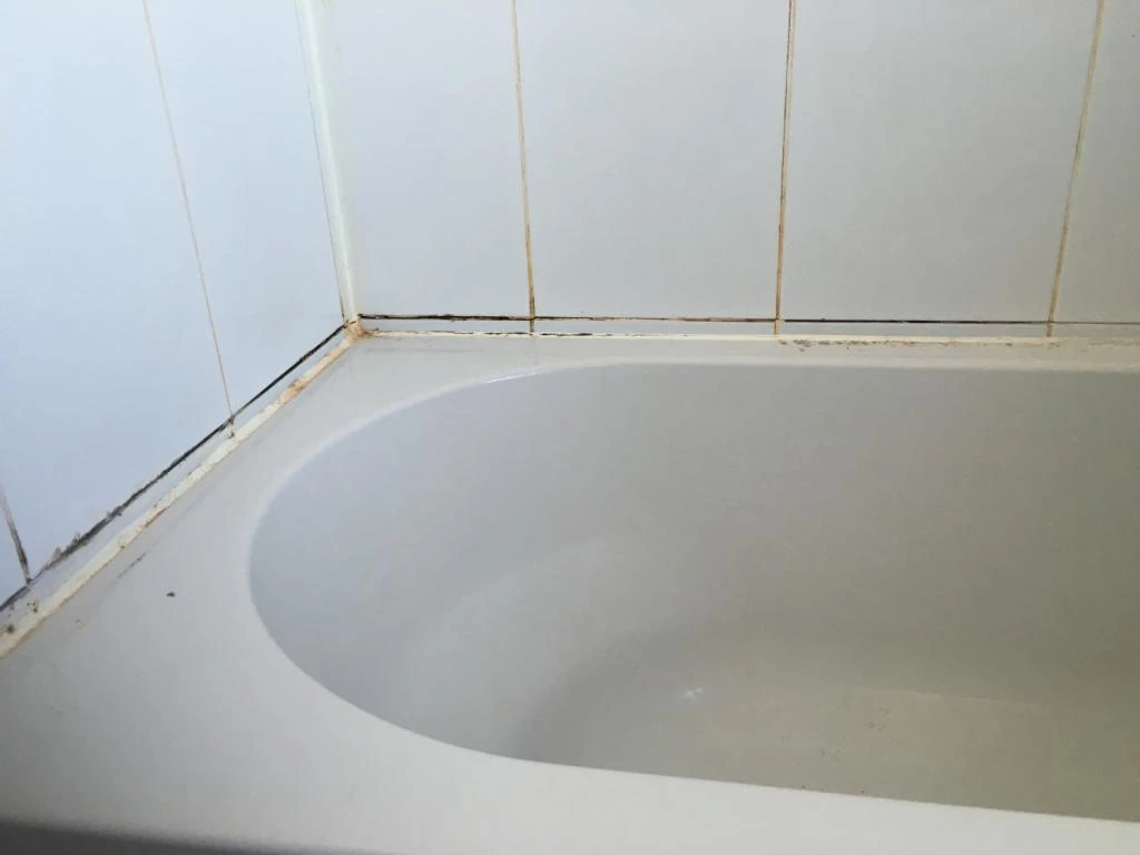 Трещины и расслаивание старого герметика