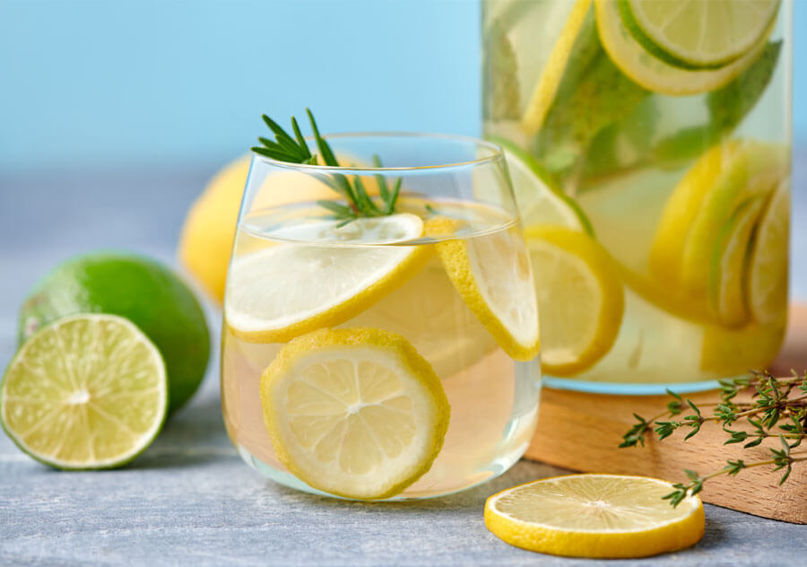 Водата с лимон е източник на витамин С, хидратира и освежава организма, не съдържа захар и е полезна за хората, които пазят диета.