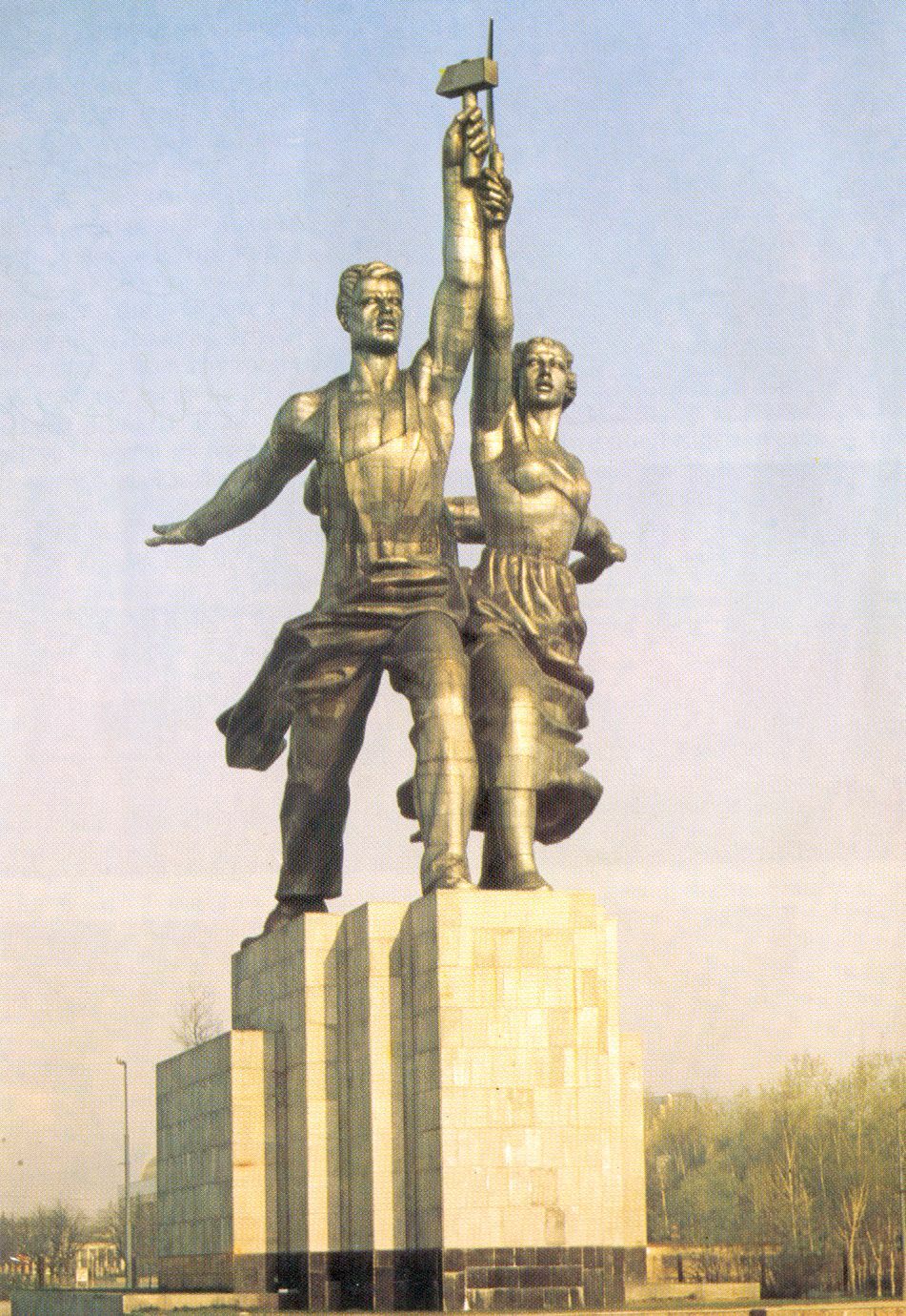 Памятник в пхеньяне рабочий колхозница интеллигент фото