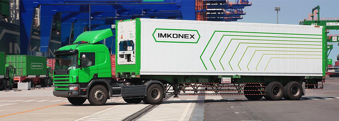 Иллюстрация автомобильной перевозки в порту с фирменным оформлением IMKONEX