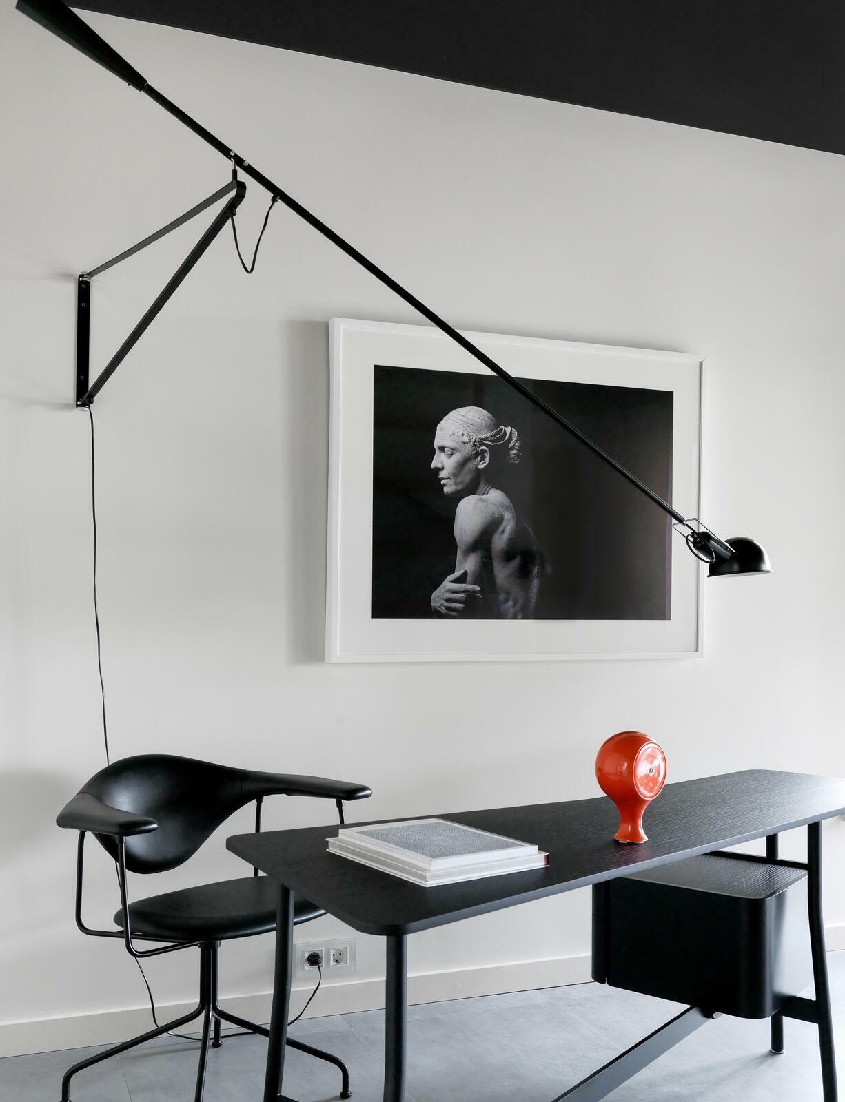 кресло Gubi, стол Cassina, светильник Flos. Екатерина Фёдорова интерьеры