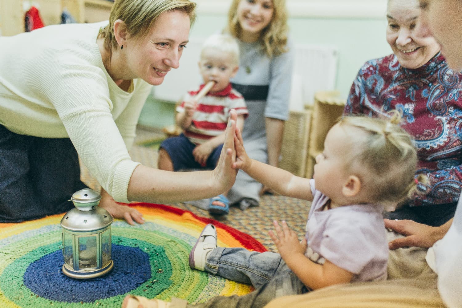 Курсы монтессори. Картинки Монтессори среды и детей с родителями. Семейный клуб фонарик. Работа с родителями в Монтессори центре.