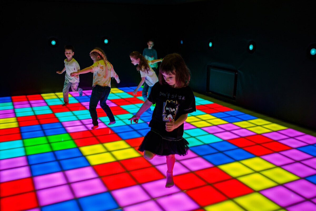 Дети играют на световом полу