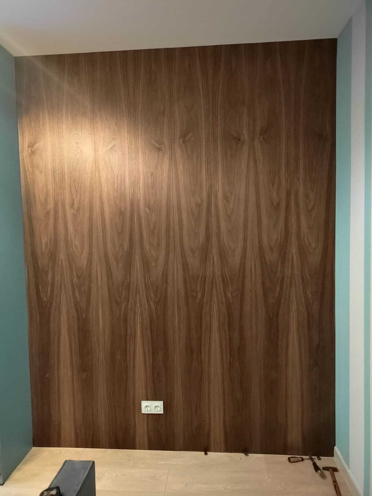 Интерьер спальни с притягательными стеновыми панелями из МДФ в шпоне американский орех