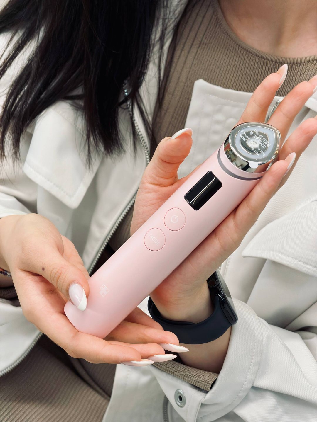 Medicube Booster Pro Pink в руке
