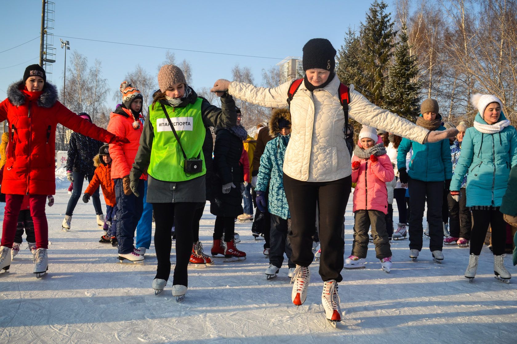 Спорт парк семья. Массовая катание в Барнауле. Стать фигуристом за 7 дней Барнаул. Стать фигуристом за 7 дней Барнаул 2021.