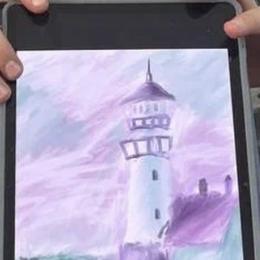 Ученик школы РИСКУЙ с цифровой иллюстрацией «Маяк» на планшете