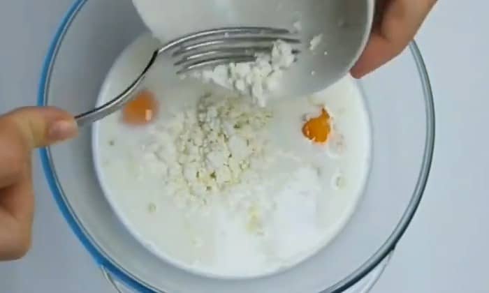 Приготовление пышного омлета с творогом в духовке: шаг 1