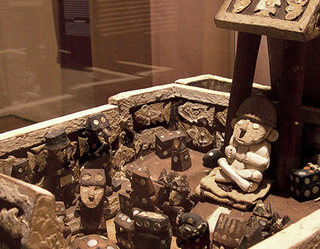 Модель, изображающая сцену погребальной церемонии. Дерево, камень, ракушка и хлопковое волокно. Коллекция археологического проекта Уакас-де-ла-Луна и дель Соль, Трухильо, Перу.