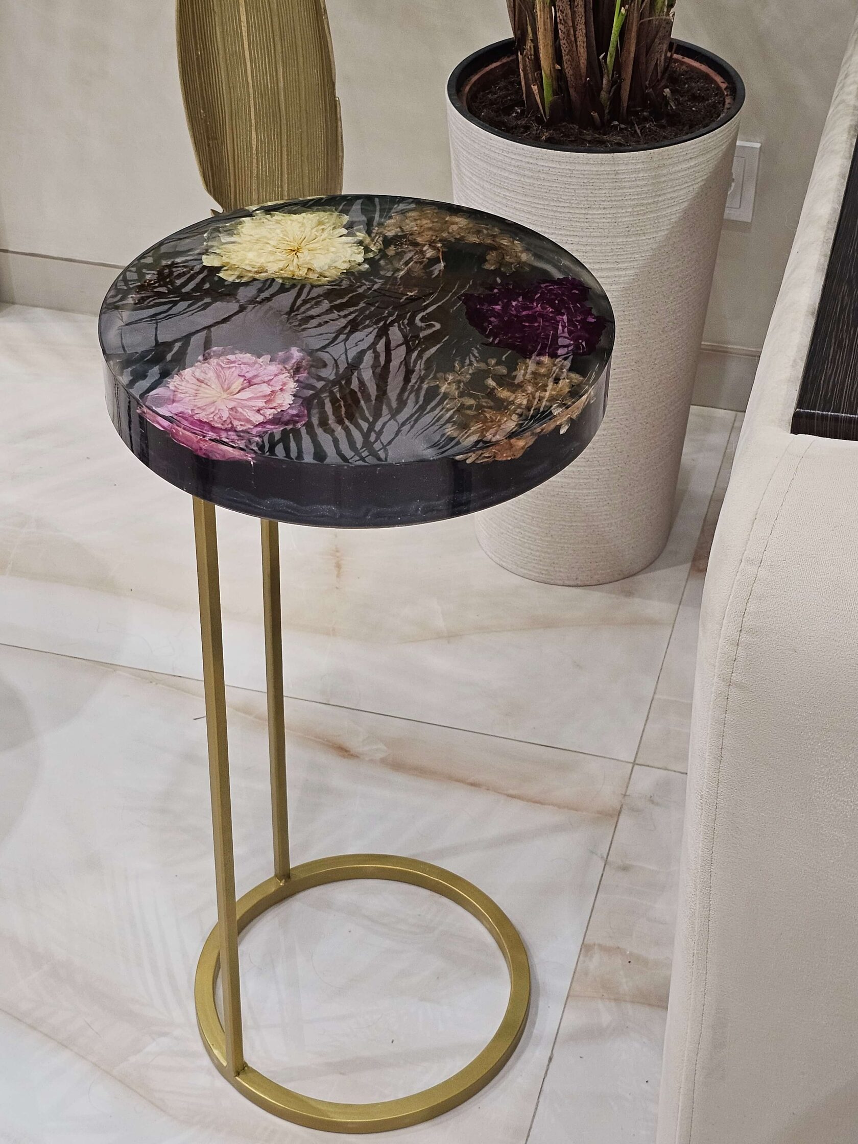 Журнальный стол из эпоксидной смолы ближний план