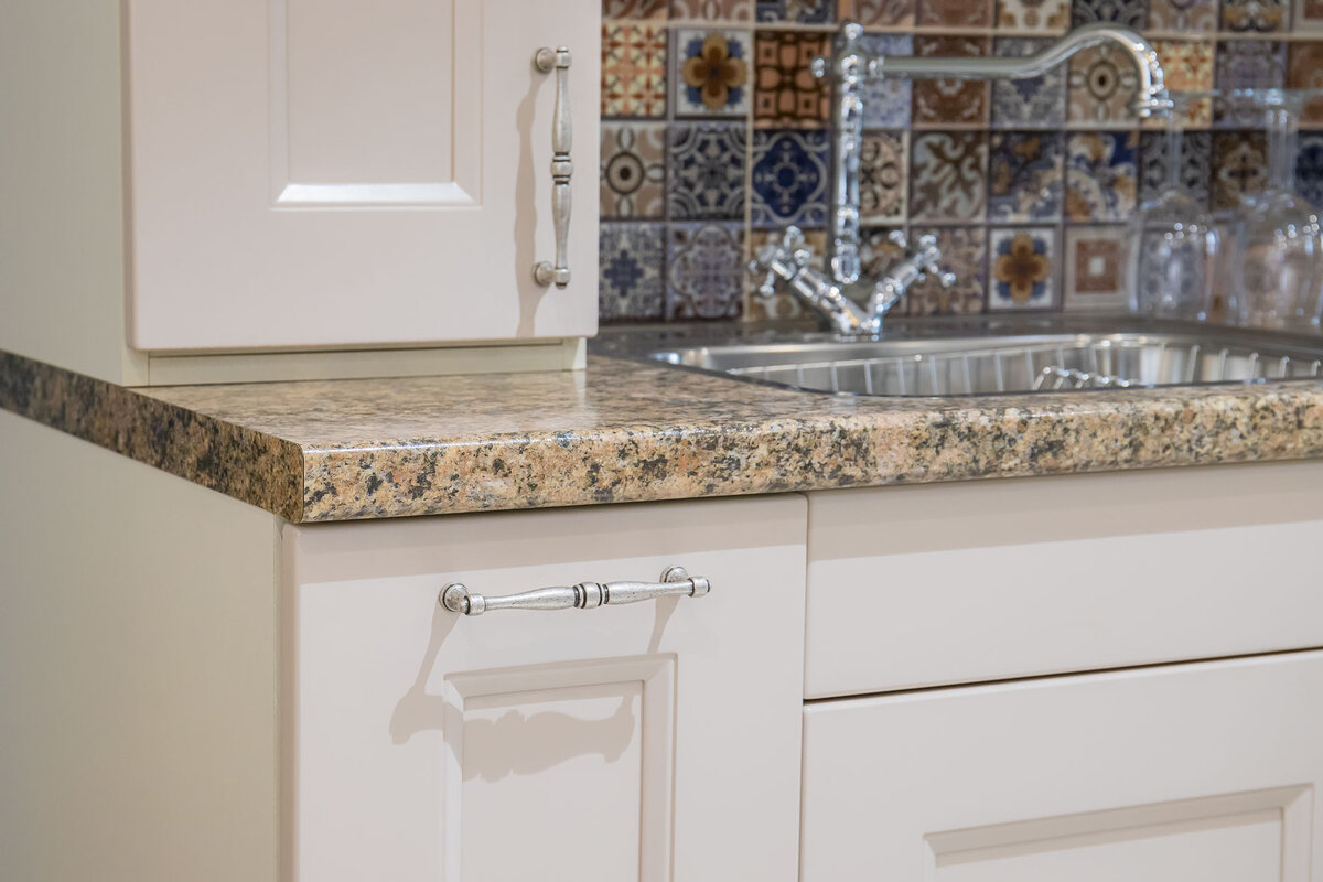 Кухня ПРОВАНС. Мойка, смеситель и ручки в едином стиле. Фото в салоне