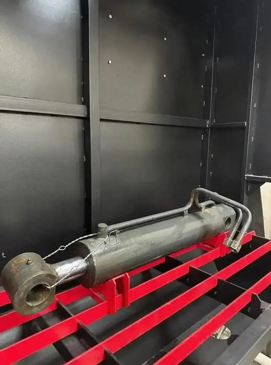 Деталь гидроцилиндра на рабочем столе