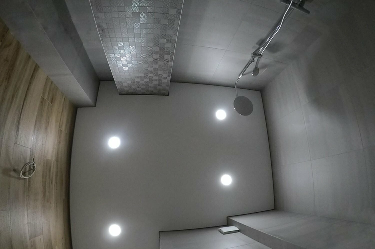 Теневой потолок в ванной