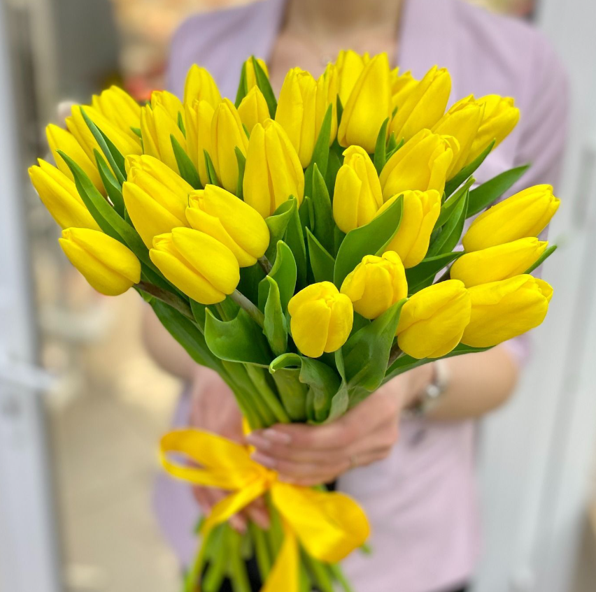 Букет жёлтых цветов тюльпанов