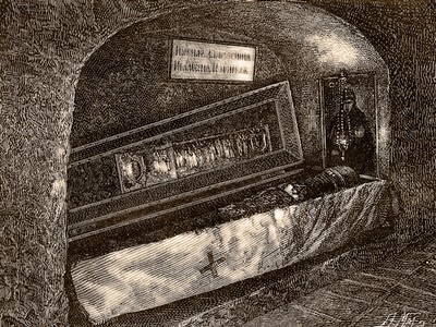 Гробница с мощами преподобной Евфросинии в Дальних пещерах Киево-Печерской Лавры. Гравюра XIX века