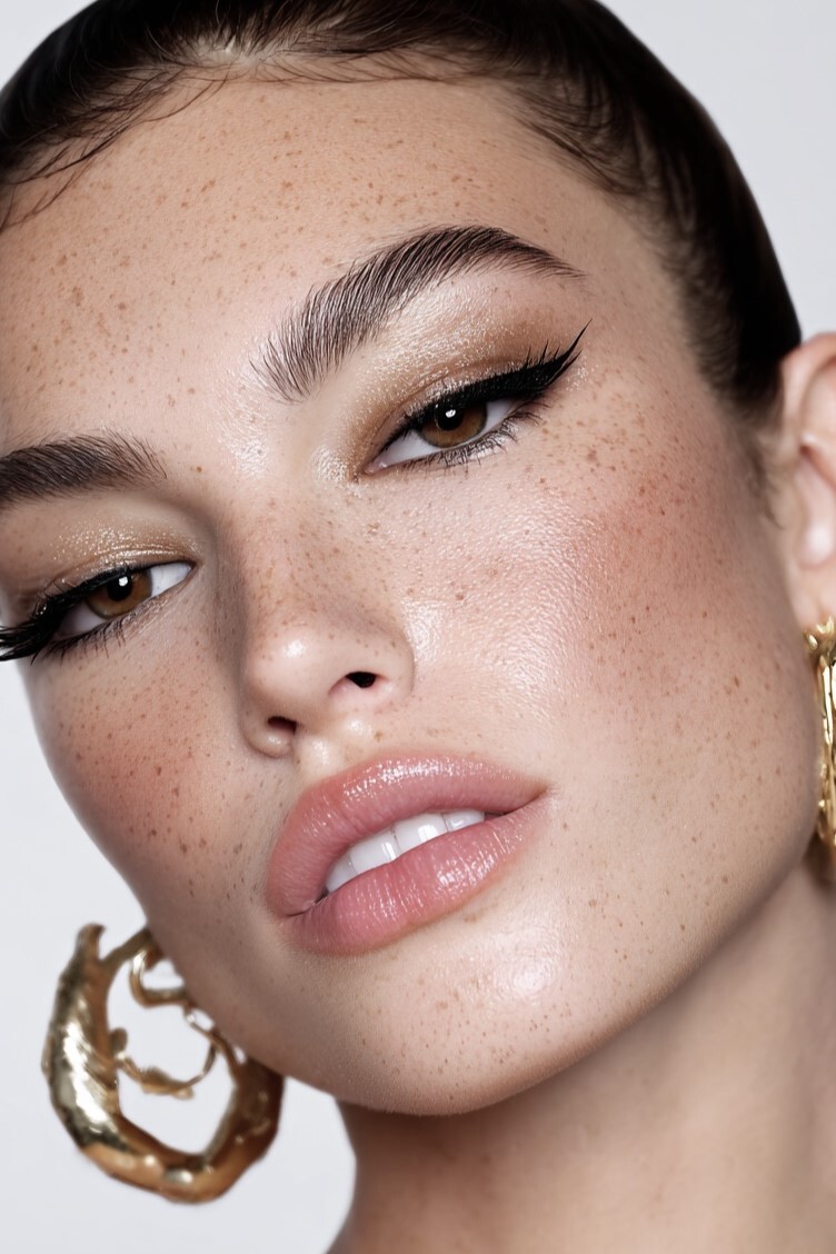 Макияж для карих глаз: подбор оттенков теней и техники нанесения