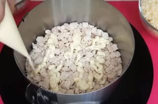Приготовление салата «Дамский каприз» с курицей и ананасом: шаг 8