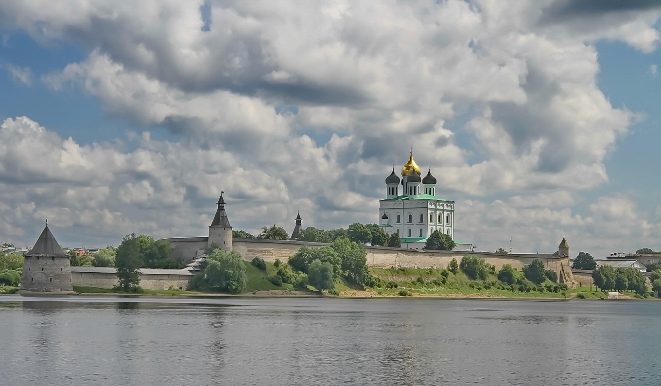 Псковские города. Псков Кремль. Псков достромичательности. Псковский кром Псков вид сверху. Псков Кремль экскурсии.