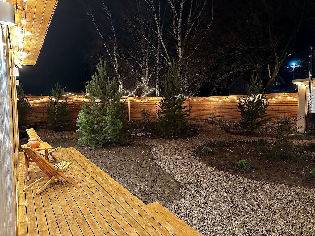 Вид из окна треугольного домика на заснеженный дворик - тишина и спокойствие для восстановления концентрации.