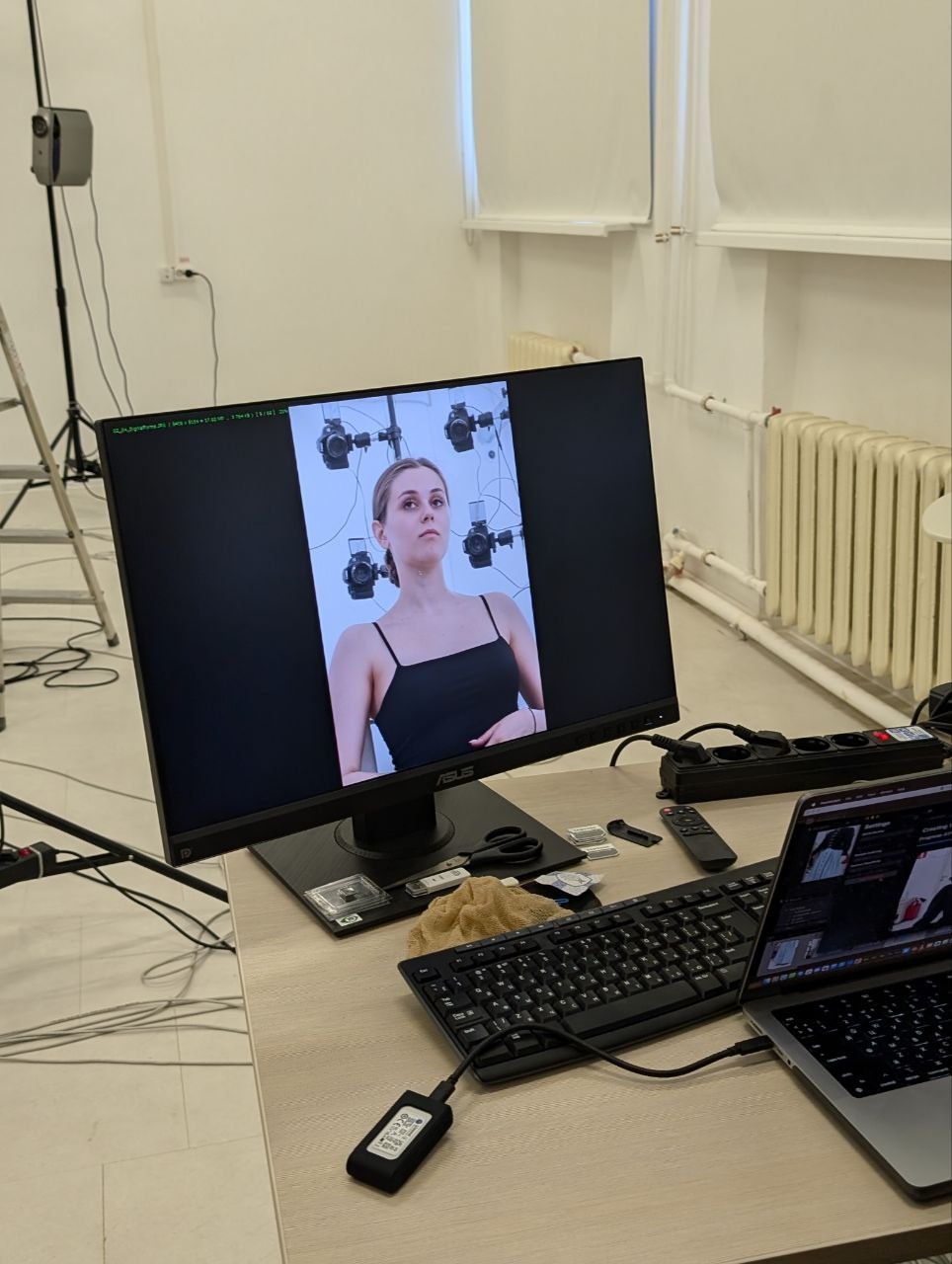 фотография экрана компьютера с актрисой Сашей Милёшиной на студии Digital Forms