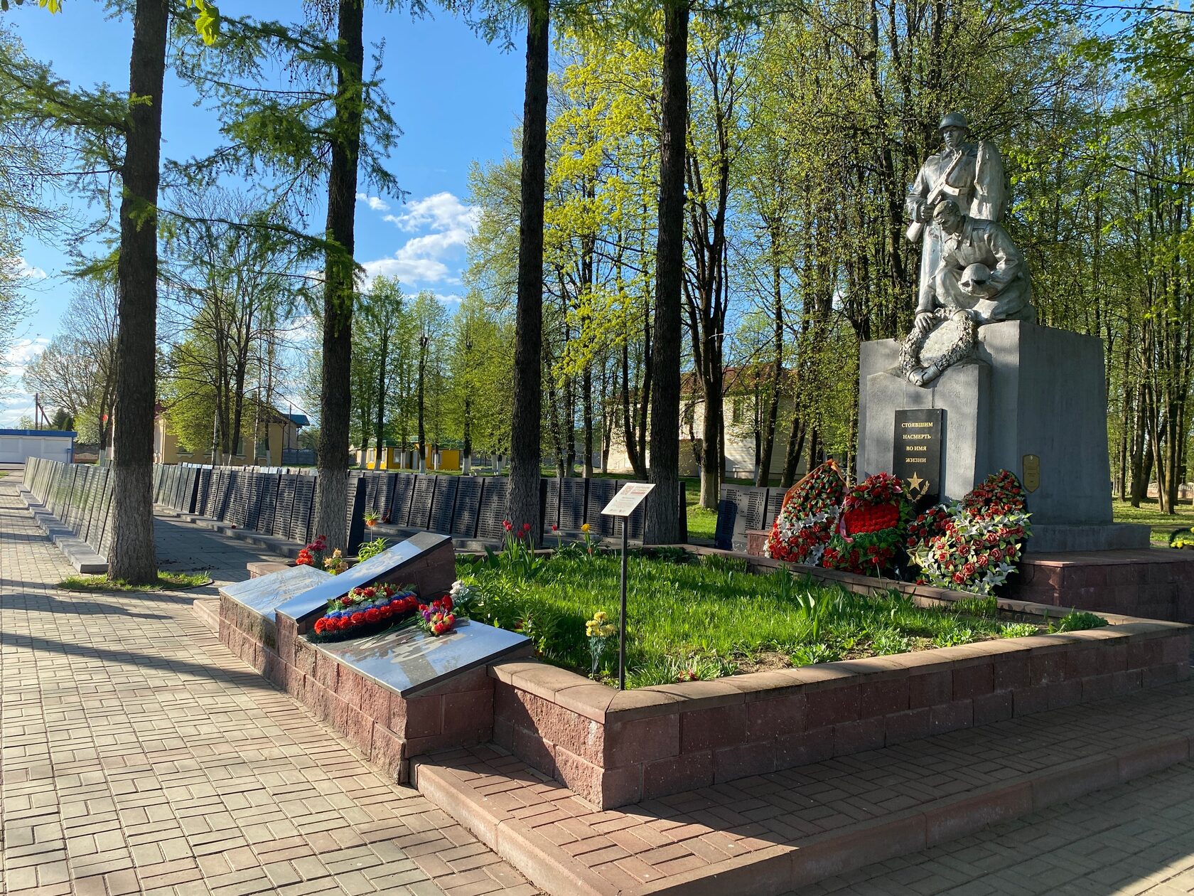 Мемориал на воинском захоронении в агрогородке Вороны