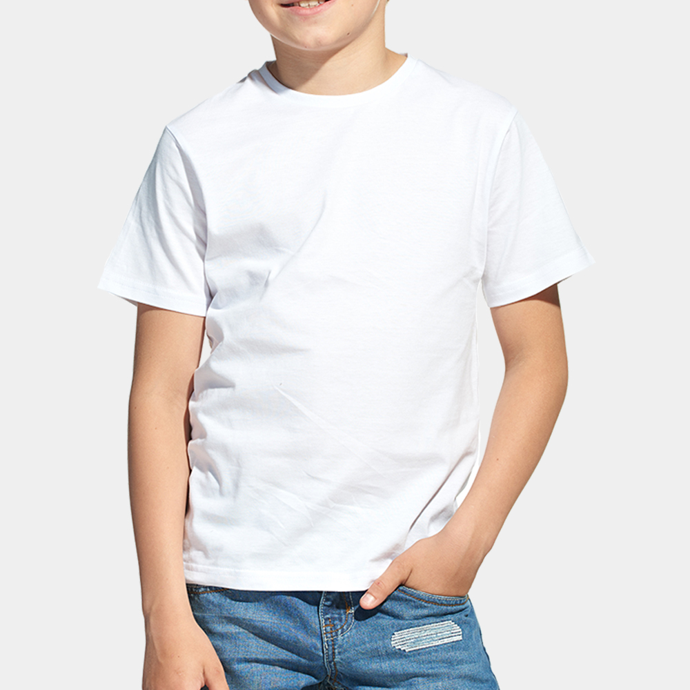 Мальчик в белой футболке