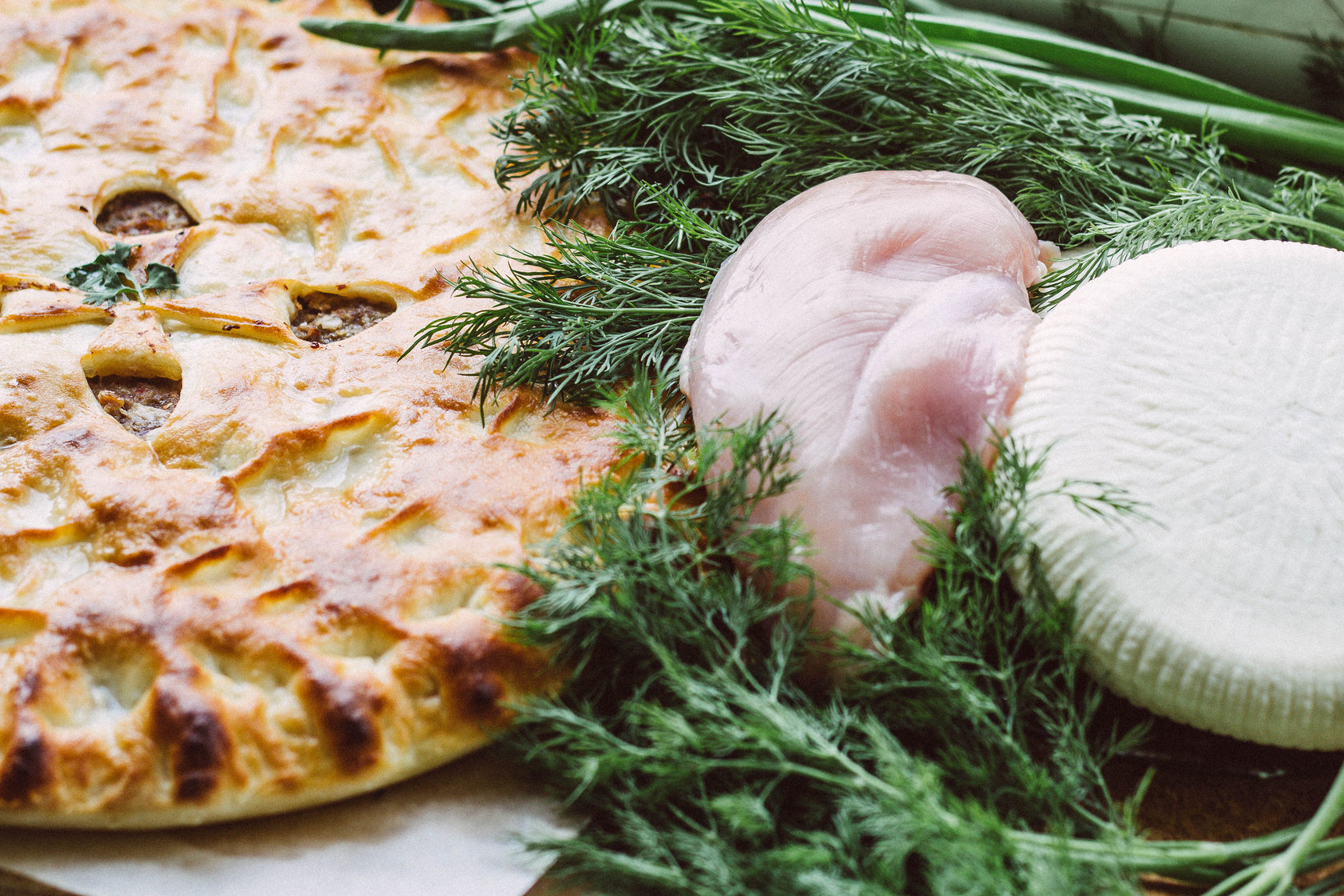 Осетинский пирог с курицей. Осетинские пироги с курицей. Осетинский пирог с курицей и сыром. Осетинский пирог с куриным мясом. Осетинский пирог с курой и грибами.