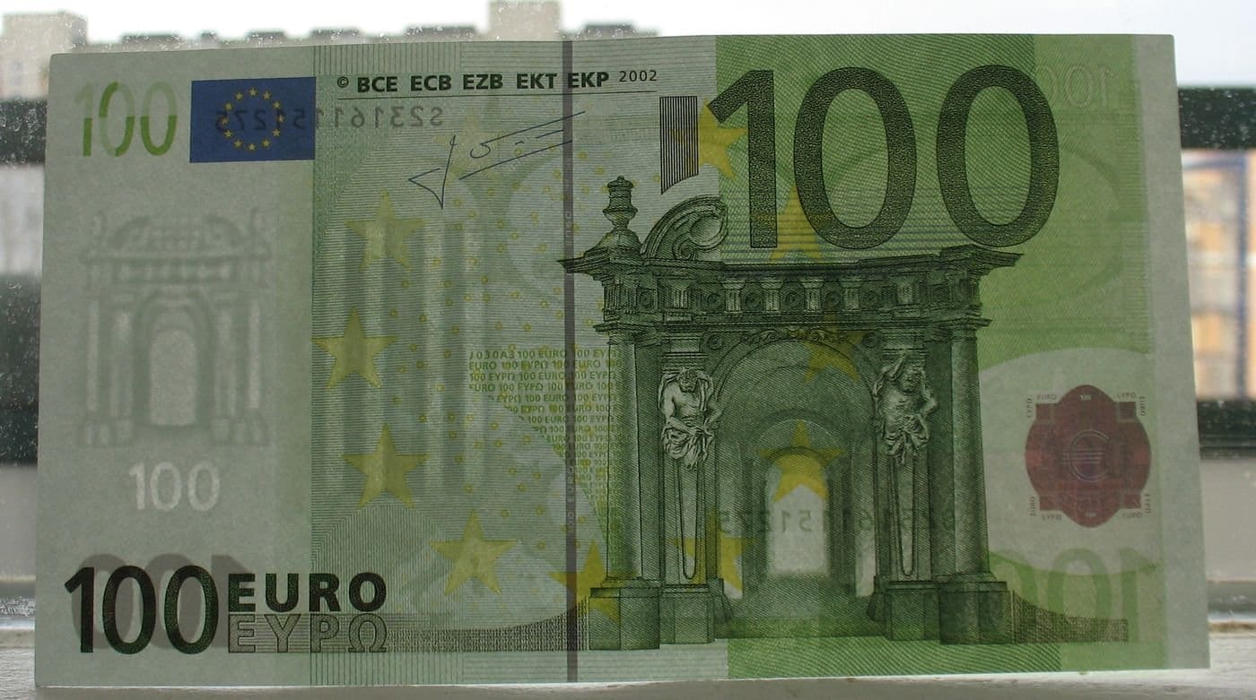 Как отличить 100. 100 Евро купюра. Банкнота 100 евро 2002. СТО евро купюра. 100 Евро водяные знаки.