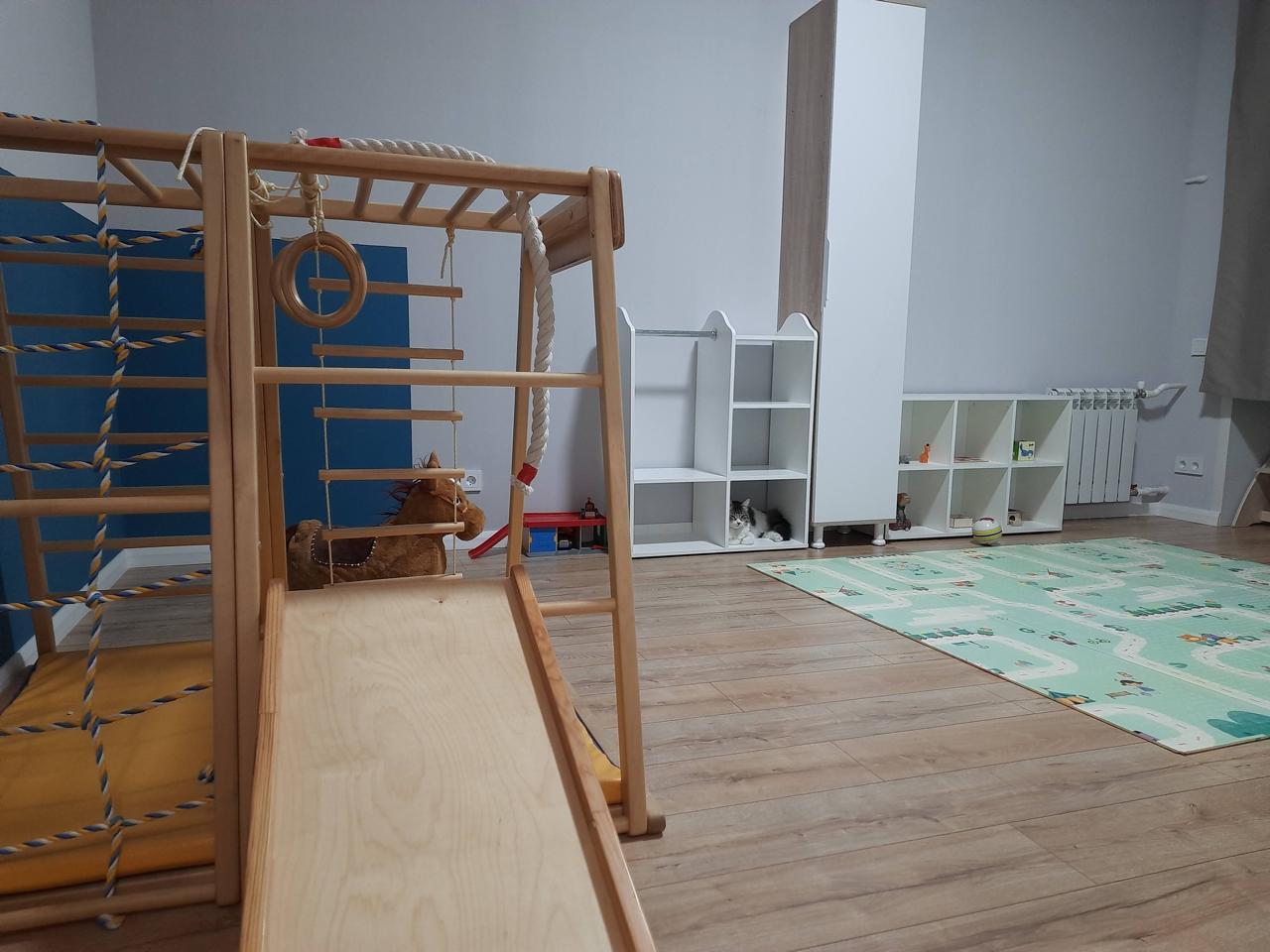 Монтессори-комната для мальчика 1 год: спортивный комплекс, открытая полка, 