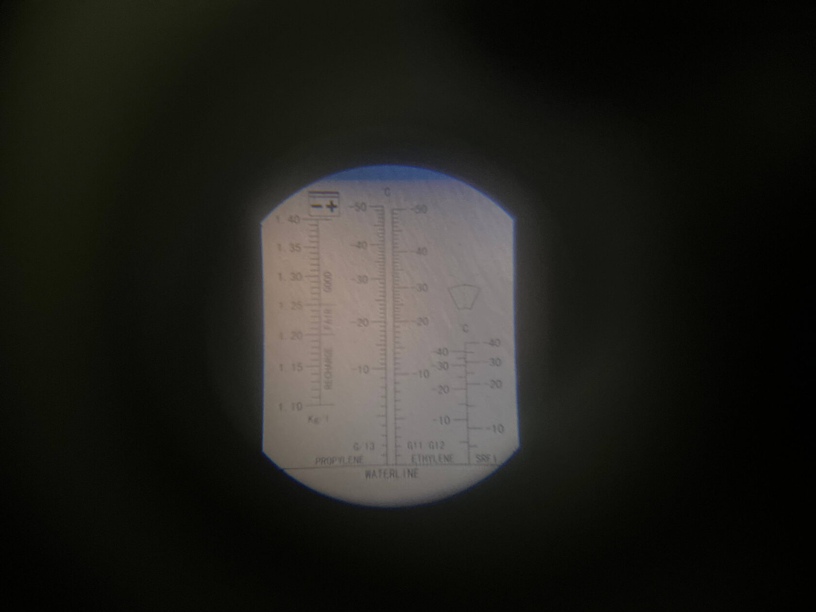 Перед началом работ проверяем рефрактометром состояние антифриза на Lexus LX570