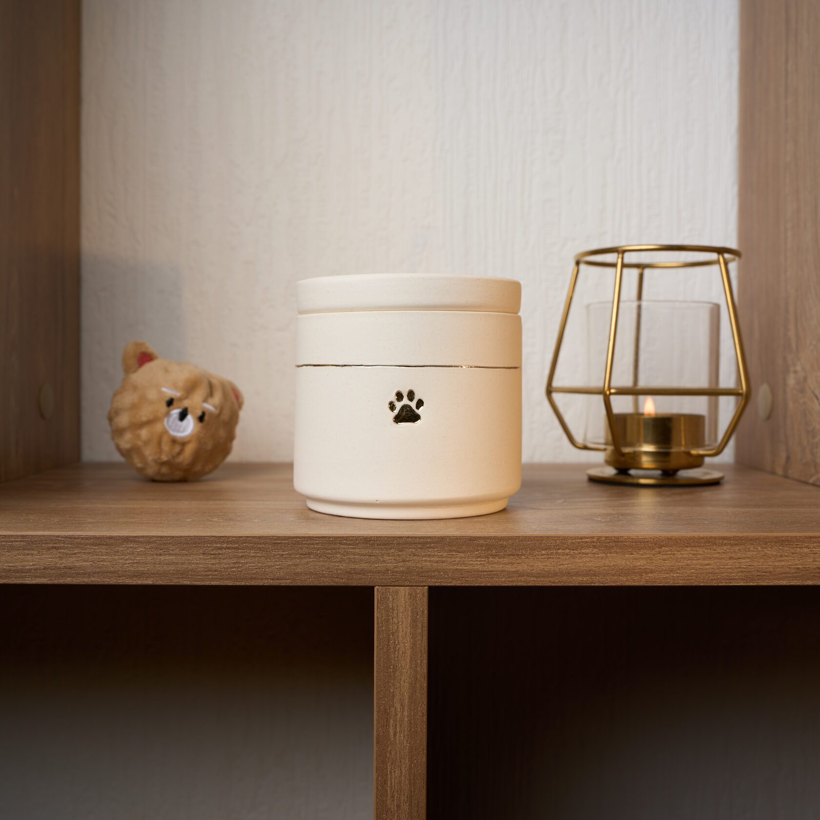 урна для праха кошки ручной работы в интерьере