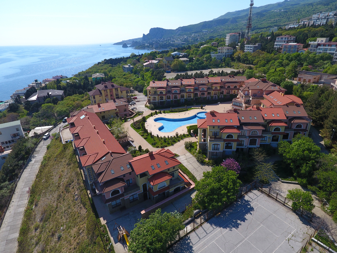 Ялта испанская деревня. Жк испанская деревня алупка. Вилла испанская деревня алупка. Деревня алупка. Алупка крым испанская деревня.